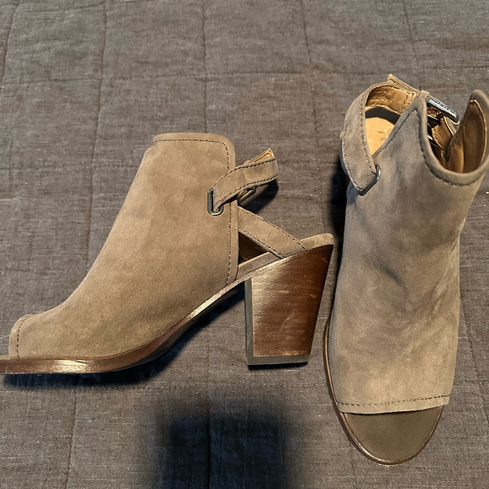 FRYE Women's Dani Shield Sling Peep Toe Khaki Suede